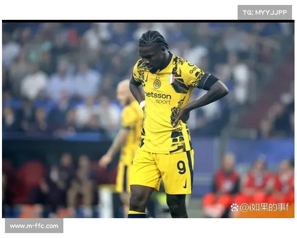 马尤卢破门后庆祝，巴黎圣日耳曼客场领先