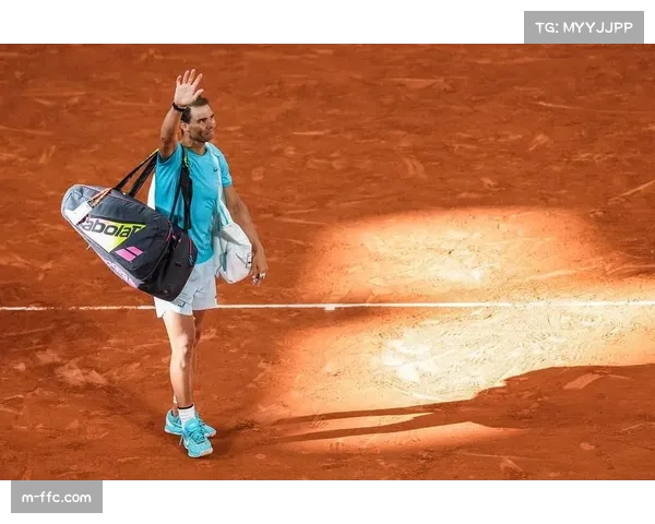 纳达尔在马德里大师赛首轮出局后，向主场观众挥手致意长达五分钟